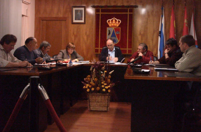 De izquierda a derecha: Antolín, Antonio, José Luis, Francisca (Secretaria), Manuel (Alcalde), Teodoro, José Antonio y Gabino