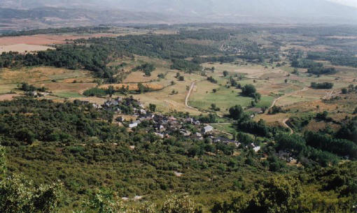 ROZUELO       Julio - 2003   ///   El pueblo que se ve al fondo es Villaviciosa de San Miguel